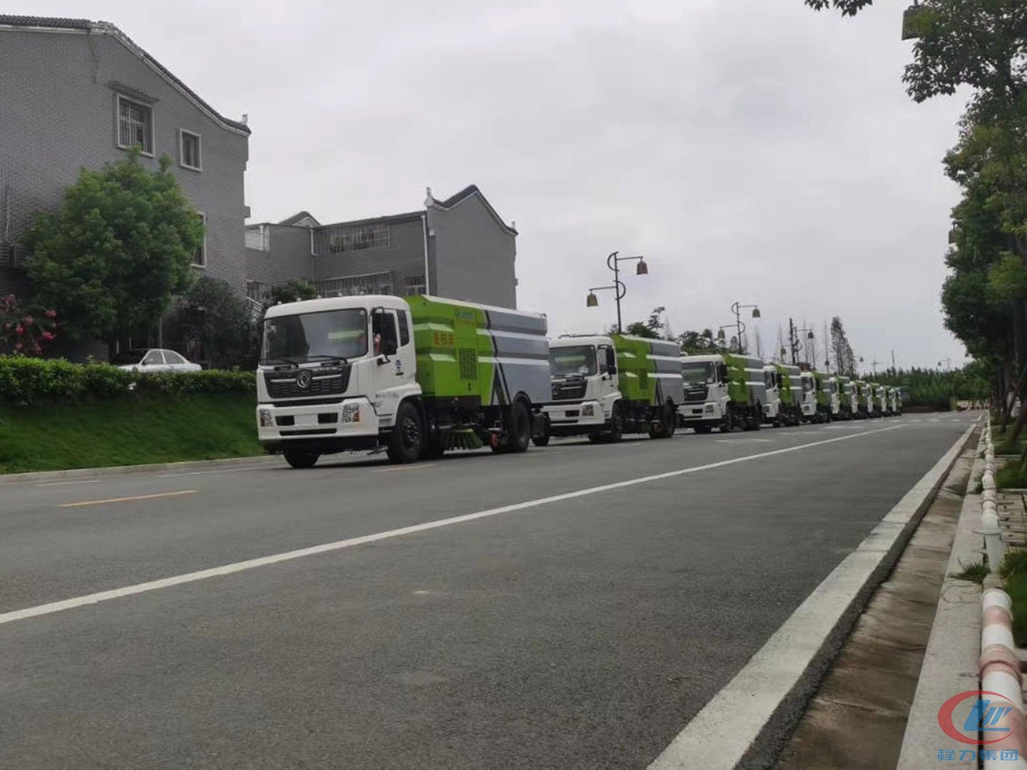 尊龙凯时集团东风天锦洗扫车批量交车