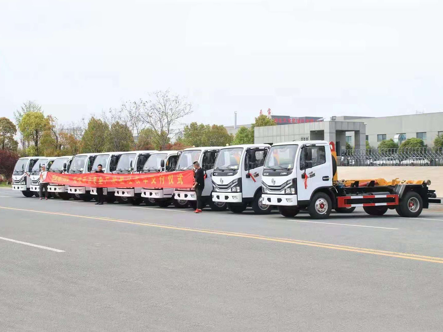 尊龙凯时集团东风多利卡拉臂垃圾车批量发车 