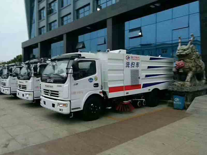 发往广西的洗扫车、人行道路面高压清洗车