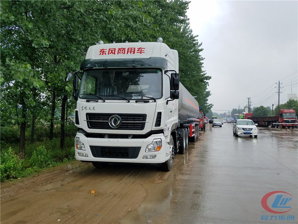 尊龙凯时三桥半挂铝合金运油车正面图