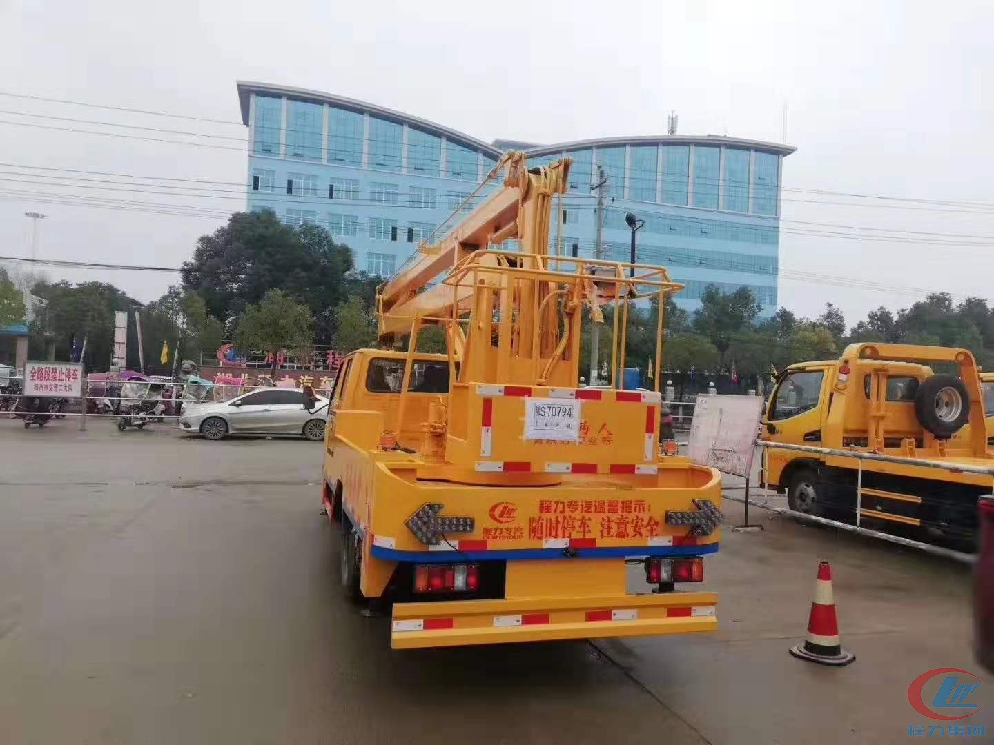 尊龙凯时江铃16米高空作业车侧面图