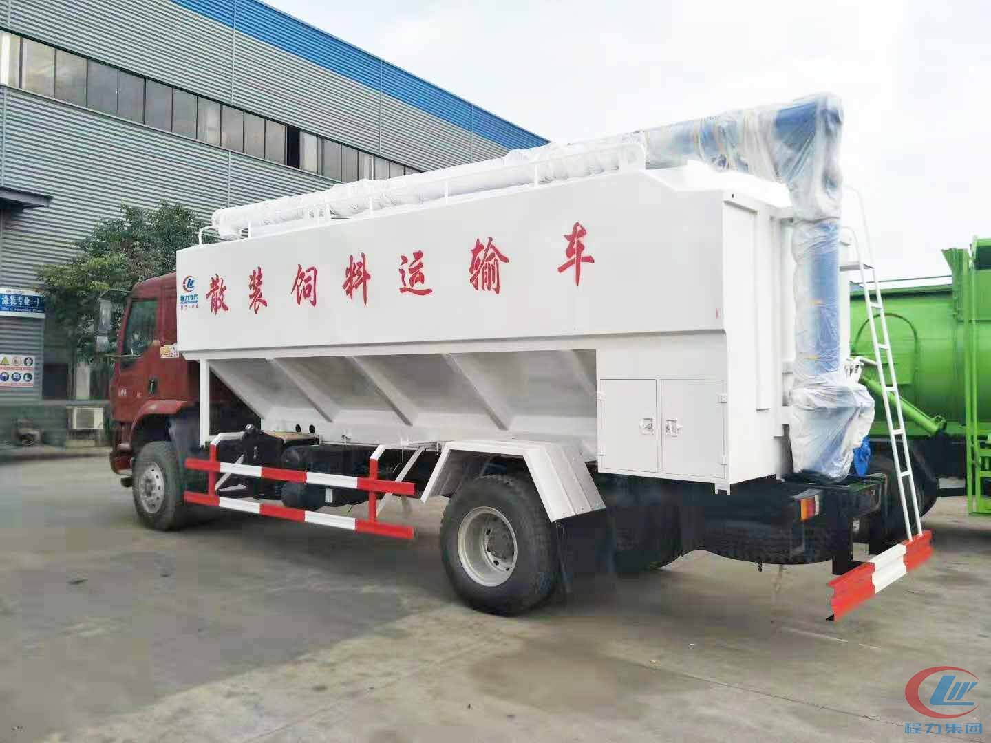 尊龙凯时集团柳汽乘龙散装饲料运输车侧面图