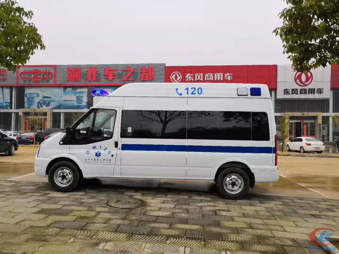 湖北尊龙凯时福特V348高顶监护型救护车侧面图