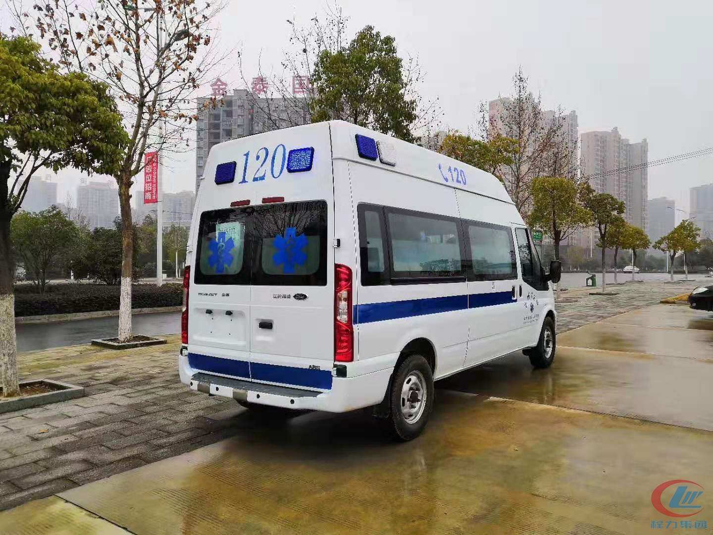 湖北尊龙凯时福特V348高顶监护型救护车侧面图