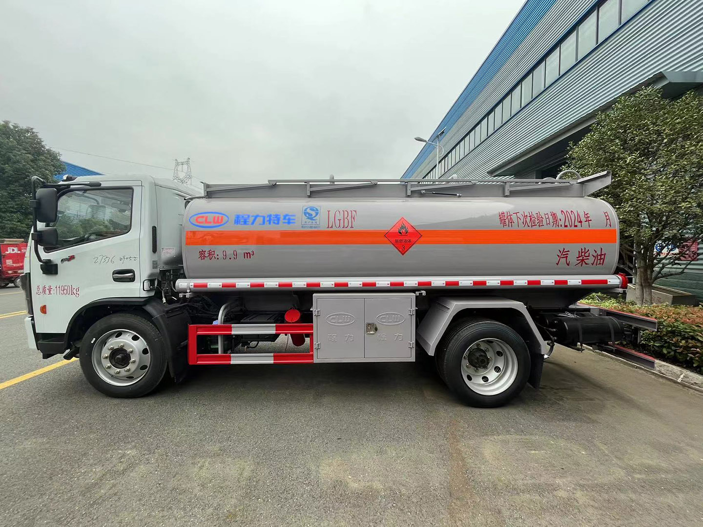 尊龙凯时集团国六东风10立方油罐车/运油车